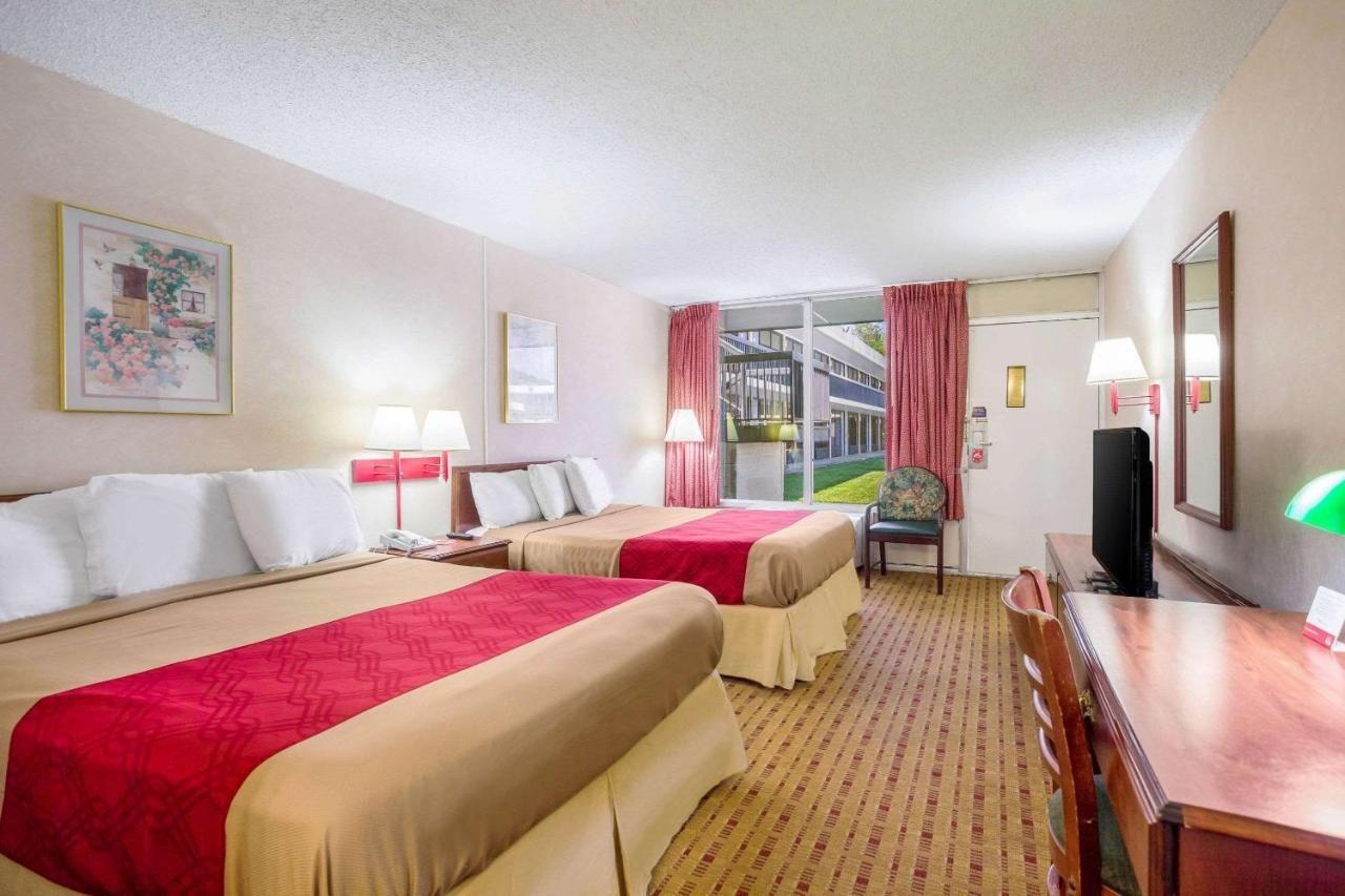 Econo Lodge Кейв-Сити Экстерьер фото