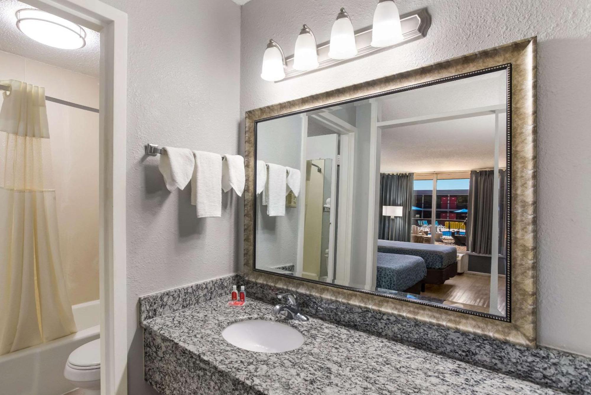 Econo Lodge Кейв-Сити Экстерьер фото